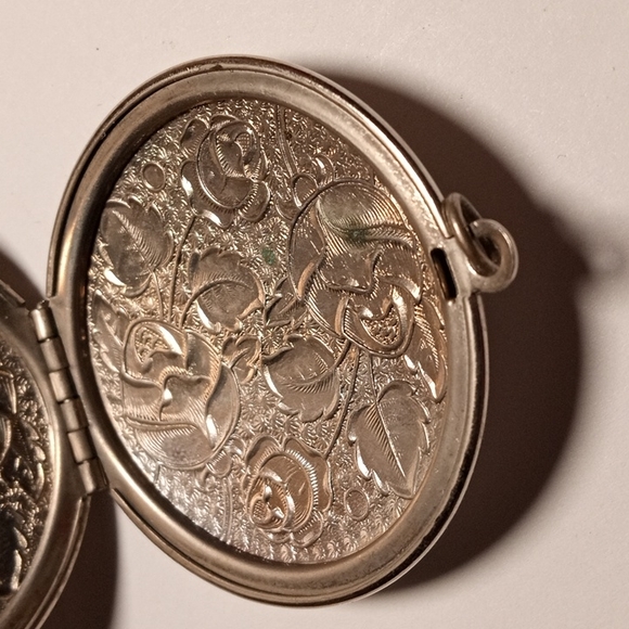 Sterling Silver Locket vintage marked Sterling. 13.36 grams.. - Picture 4 of 10